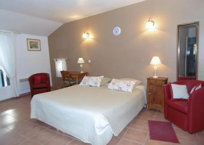 Couette-café La Ferme De Valauris 3*